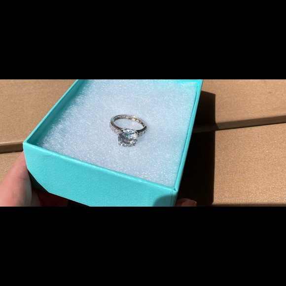 💕Host Pick💕Large Solitaire Ring with pave band. - Picture 4 of 8